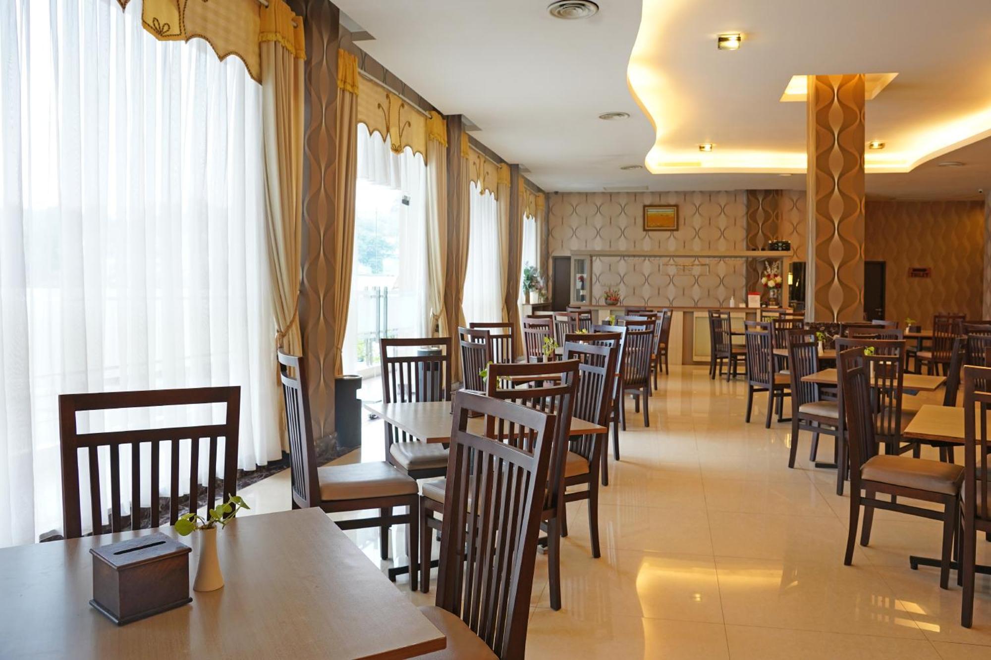 Arinas Hotel Bandar Lampung Exterior foto