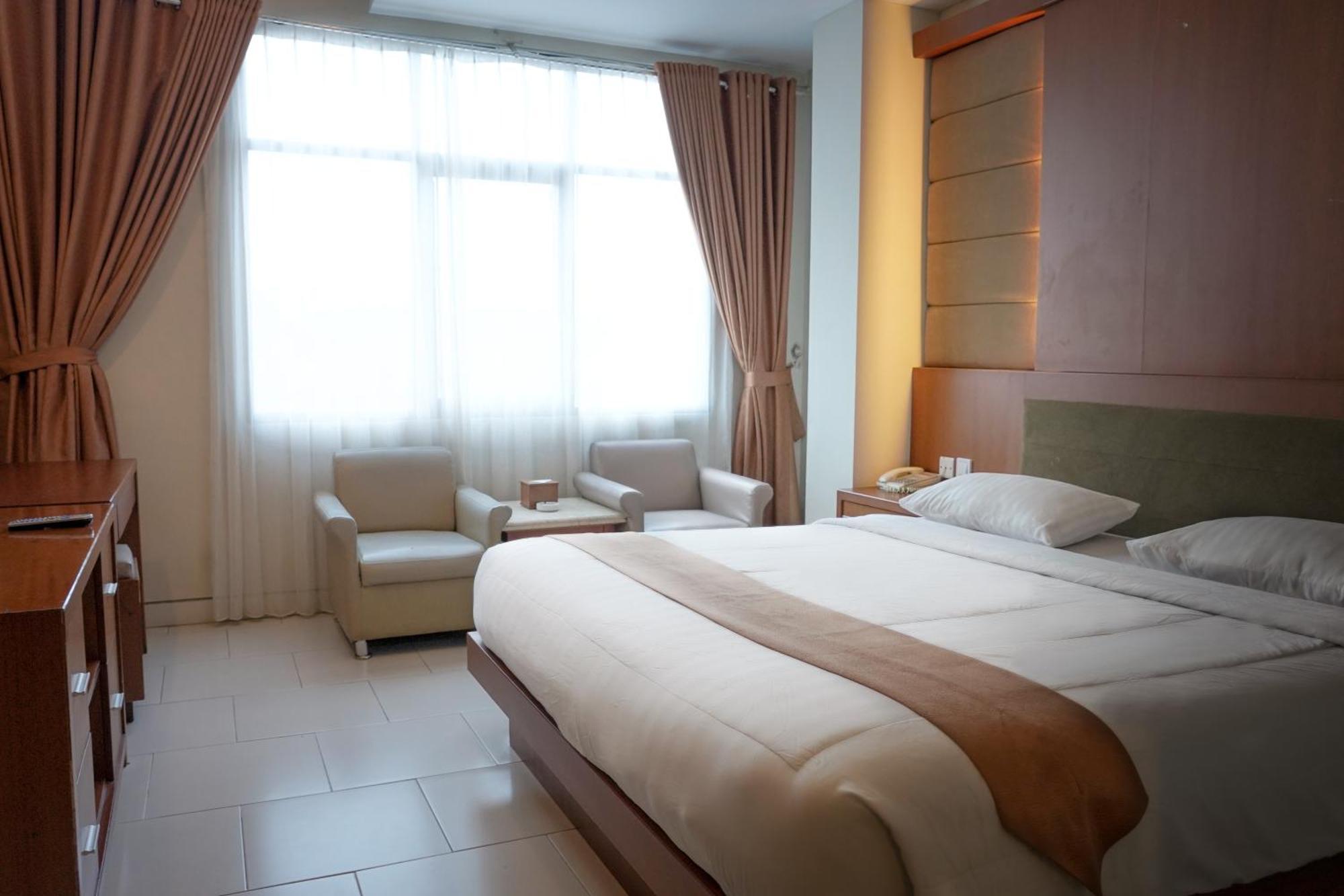 Arinas Hotel Bandar Lampung Exterior foto